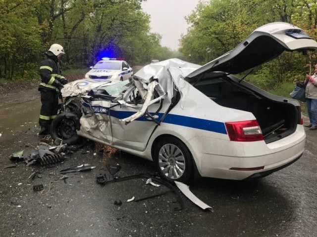 Сегодня утром в Саратове сотрудник полиции на служебном авто врезался в рейсовый автобус, в котором находились 10 пассажиров