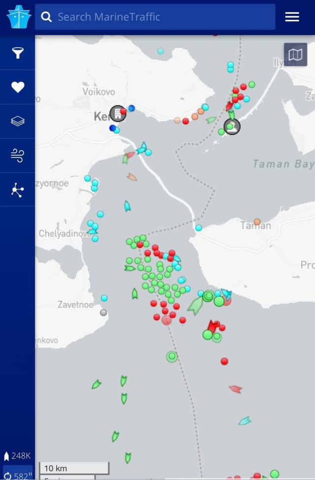 Корабль ВМС Украины движется в сторону Керченского пролива