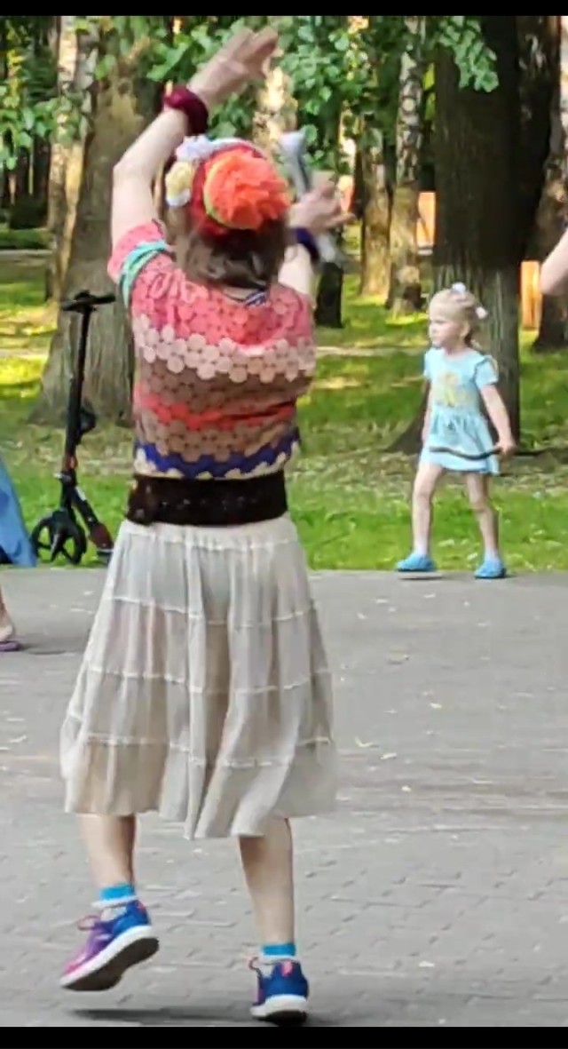 Она не пьяная, просто душа поет