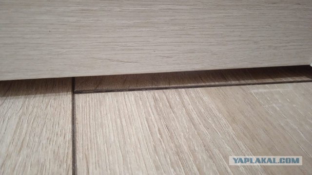 Что делать если межкомнатная дверь задевает пол ?