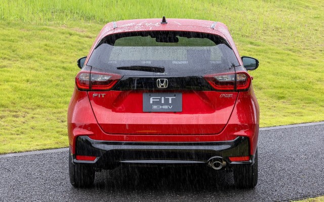 Новая Honda Fit 2026 для рынка Японии. Цена в базе - 1,050 млн. рублей, в самом топе -1,4 млн рублей