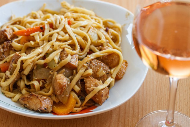 Жареная лапша с куриной грудкой