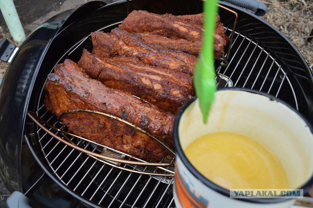 Копченые свиные ребрышки барбекю.