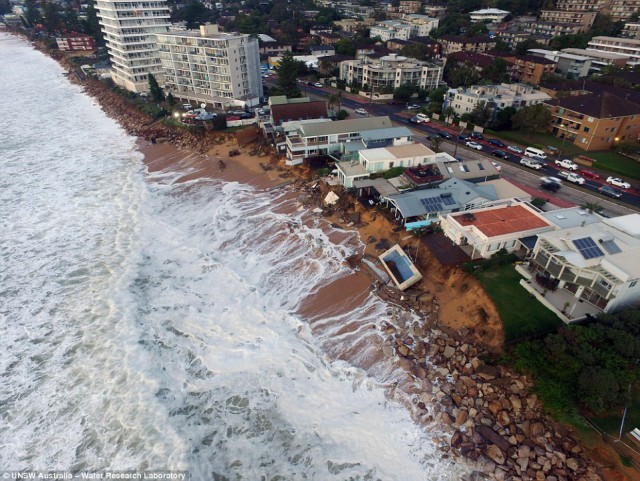 Пляж Колларой в Сиднее до и после шторма, случившегося в прошедший уикенд