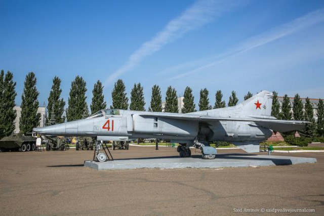 Самолет во дворе