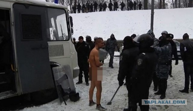 В центре Луцка неизвестный мужчина захватил автобус с заложниками
