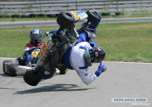 Попытка гонщика отремонтировать авто