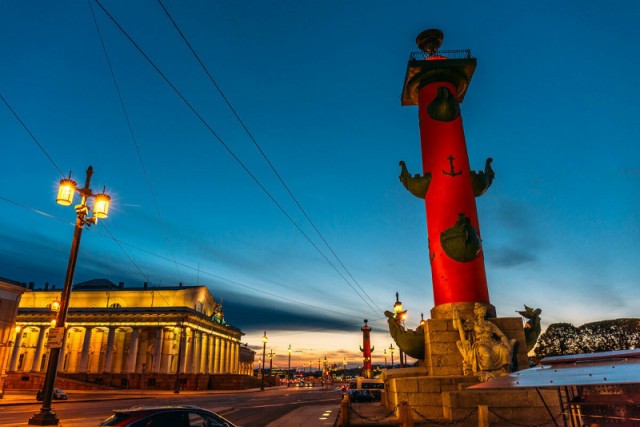 Что это за красные колонны в Петербурге?