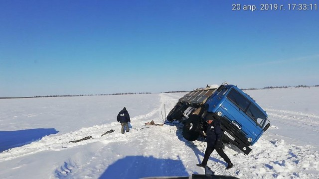 «Каждый год одного-двух человек забирает север». Водитель грузовика — о работе на зимниках Таймыра