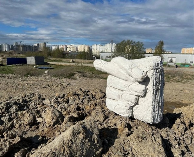 В петербургских Шушарах на месте обещанного 10 лет назад парка жители положили символический болт