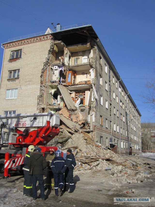 Угол пятиэтажного жилого дома обрушился в Тюмени