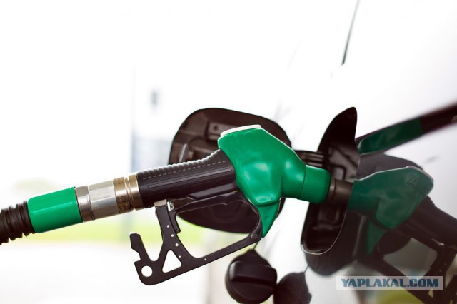 Цены на бензин в России почти сравнялись с США.