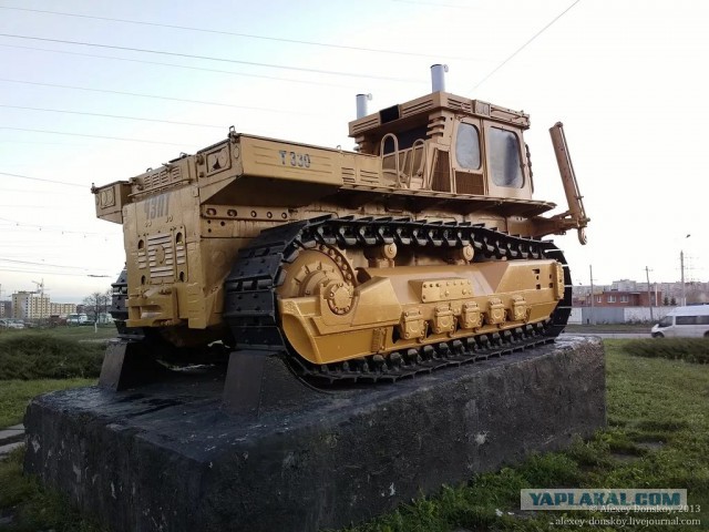 Автомобили на постаменте