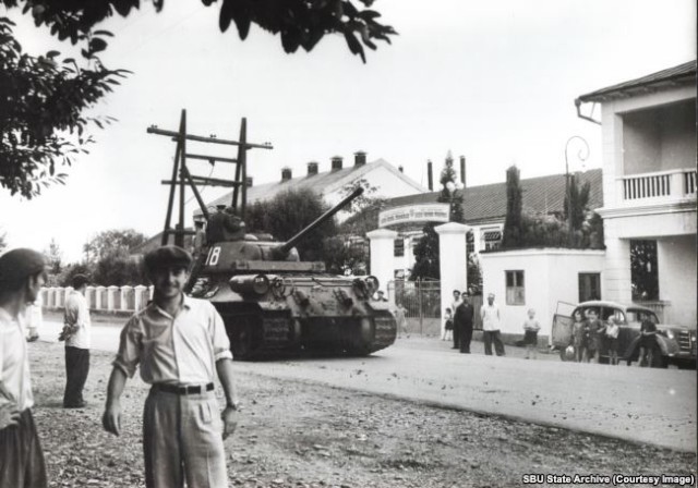 Как французский шпион годами фотографировал СССР, и как его фотографировал КГБ