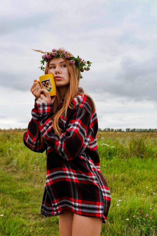 Красивые девушки в лугах, полях и прочих сельскохозяйственных угодьях