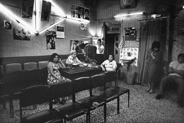 Цитадель угрюмого соития: фото иранского квартала красных фонарей до исламской революции