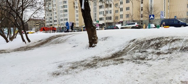 В Петербурге песком засыпали детские горки