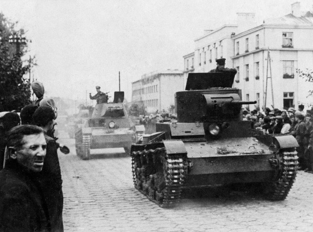 Фотографии связанных с историей Красной и Советской Армии.