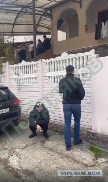 Тожероссеяне осадили дом с бабушкой и двумя детьми