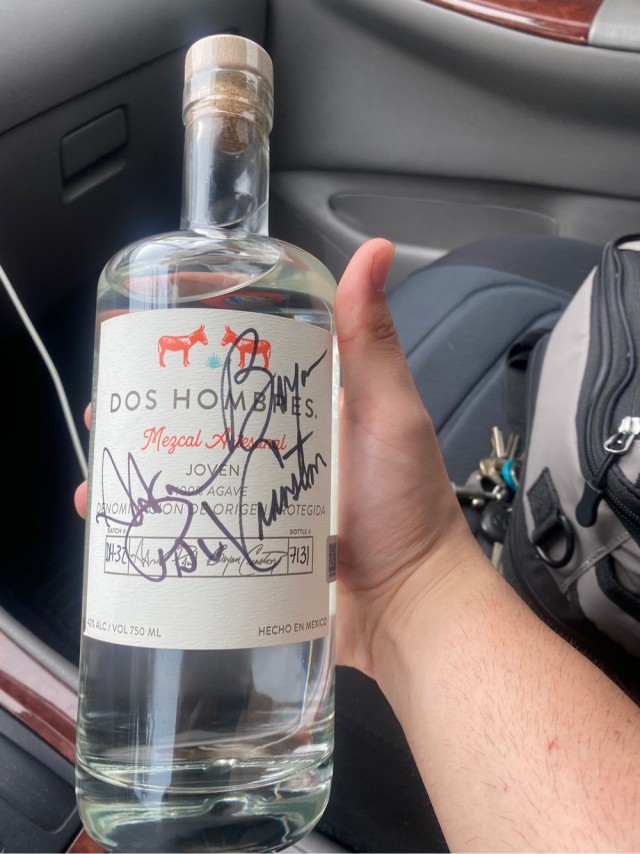 Чел зашел в Costco, а там текилу рекламируют, раздают бесплатно с автографами работников завода
