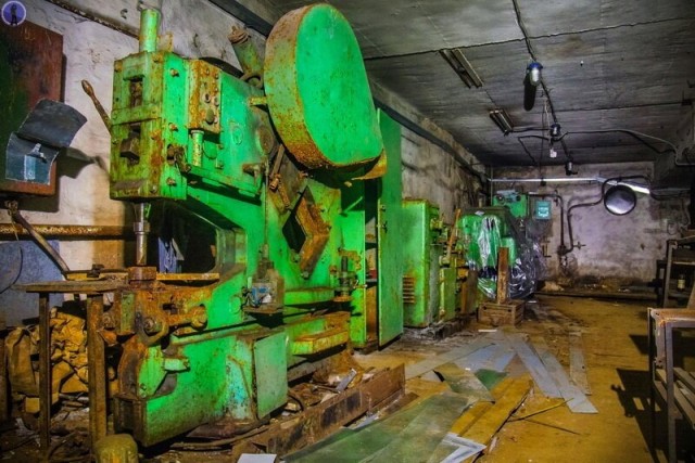 Заброшенный подземный цех со станками на случай войны