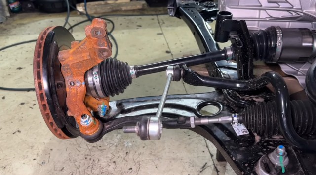 "Клубный сервис" первым в России полностью разобрал новую Ладу Искру