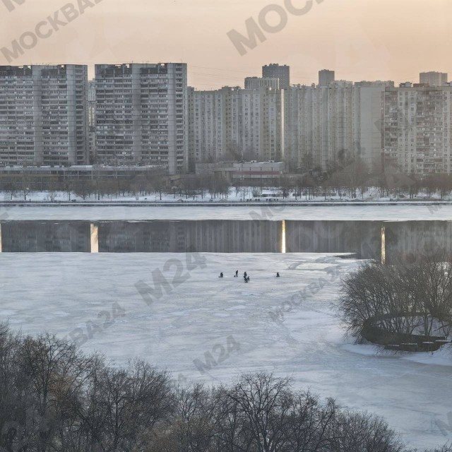 На Нагатинском затоне всё стабильно: люди рискуют жизнью, занимаясь зимней рыбалкой
