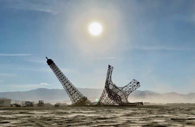 В пустыне Burning Man появилась гигантская сломанная Эйфелева башня