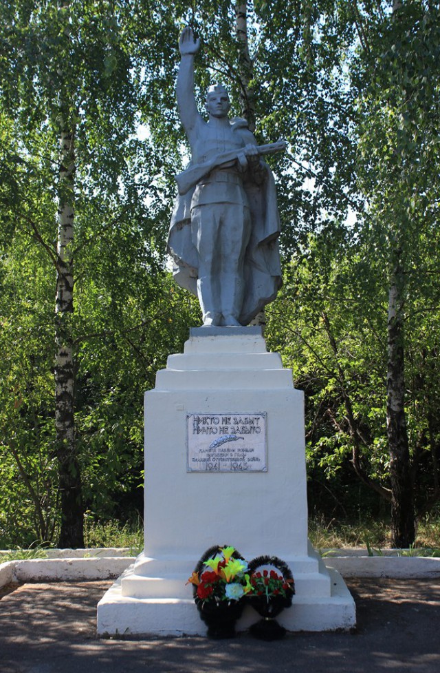 Школьник танцует на воинском мемориале