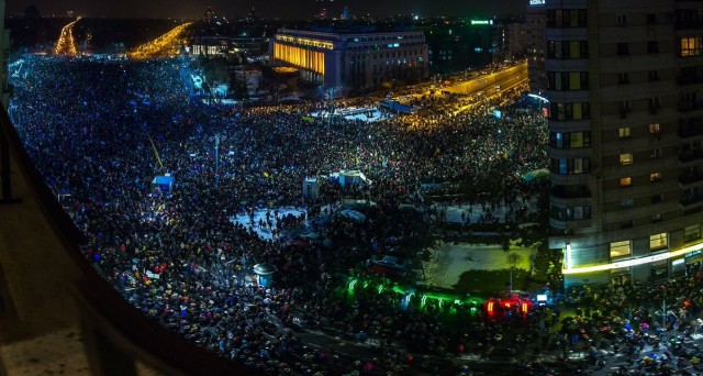 В Румынии 250 тысяч человек вышли на демонстрации против снятия обвинений с коррупционных чиновников