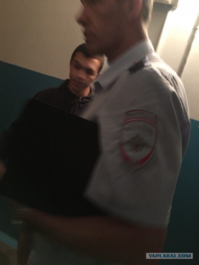 В городе Орёл по улице ходит шизик, который избивает собаку и поясняет за жизнь в стране.