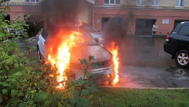 Задержаны бойцы Росгвардии, из-за конфликта на дороге поджегшие Range Rover в Череповце