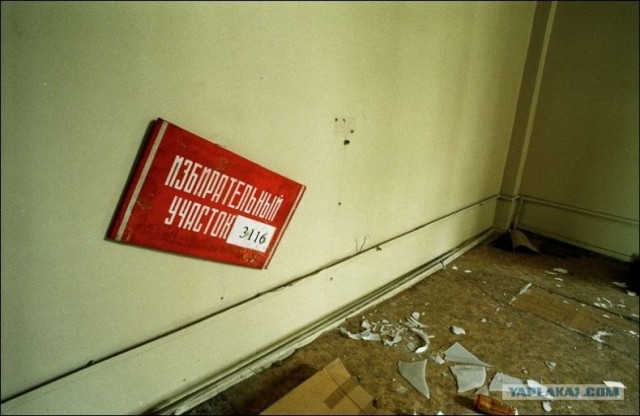 Заброшенная поликлиника в Москве (16 фото)