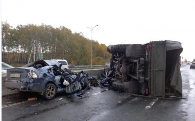 В Нижнем Новгороде перевернулся грузовик с солдатами