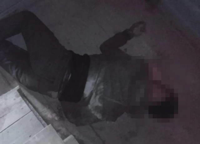 Привезли в багажнике и бросили в подъезде