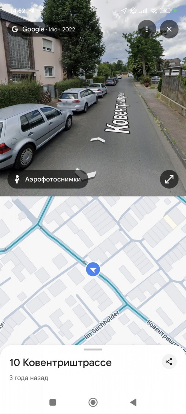 Собачка маленькая, но и девочка тоже ещё ребёнок