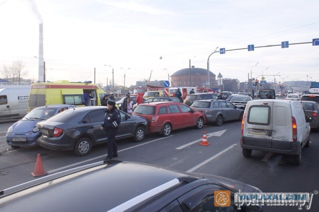 В Питере в реку упал бензовоз с мазутом