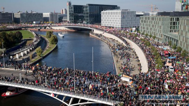 Десятки тысяч протестуют в Берлине