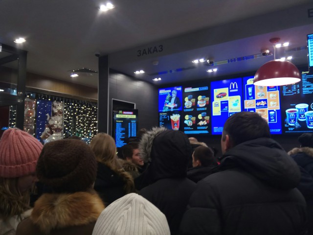 В Красноярске в первый день работы «Макдональдса» посетители сломали дверь
