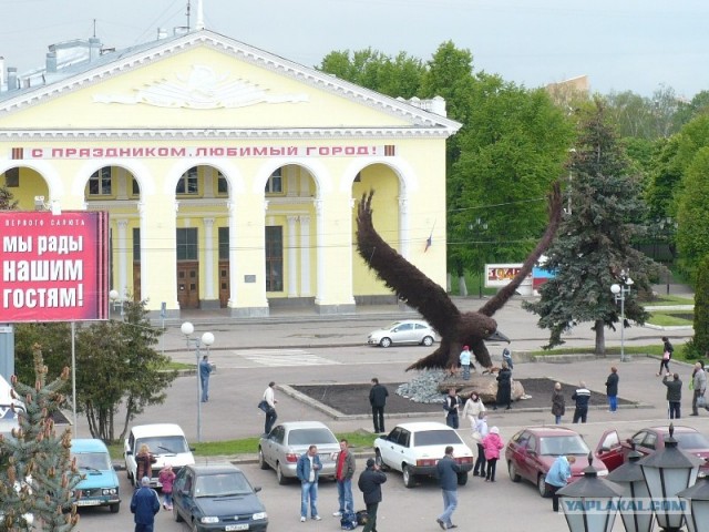 Гигантский орел в городе Орле