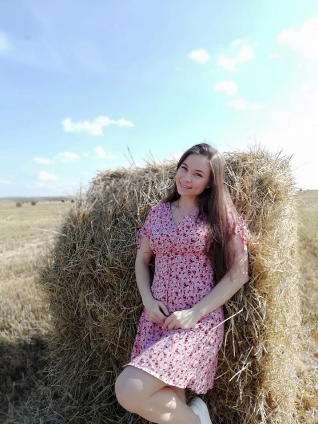 Девушки и сено... и солома