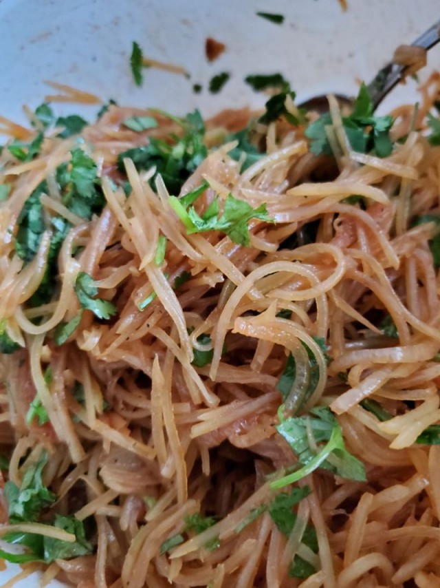 Картофельный салат по-корейски.