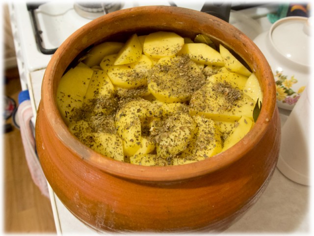 Оленина в горшочке
