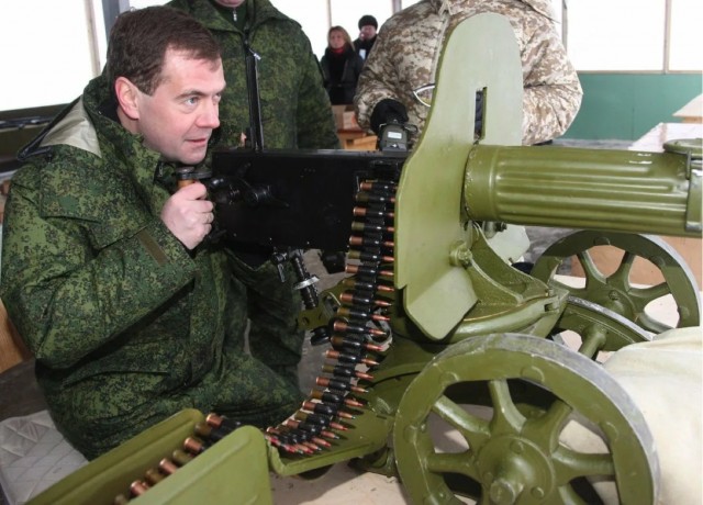 Медведев назвал недопустимым право на ношение оружия в России