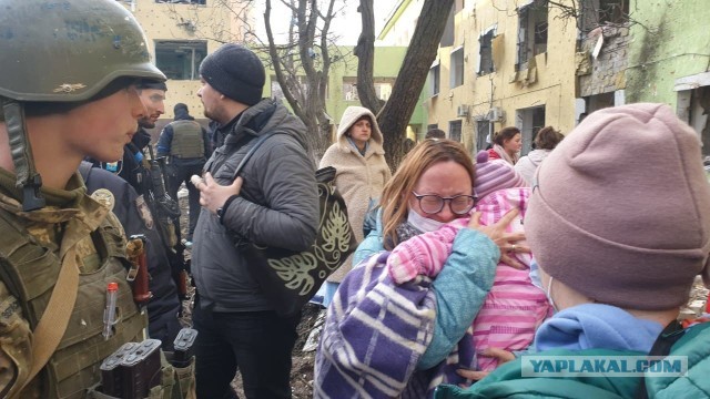 Обнаружили девушку, которую фотографы засняли на развалинах роддома в Мариуполе.