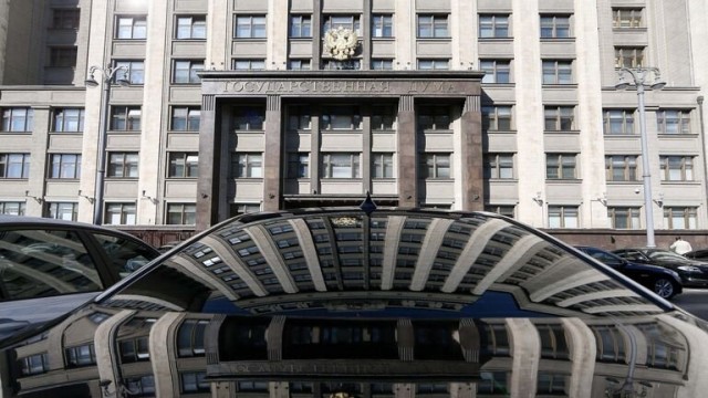 В Госдуме предложили распродать иномарки чиновников на аукционе