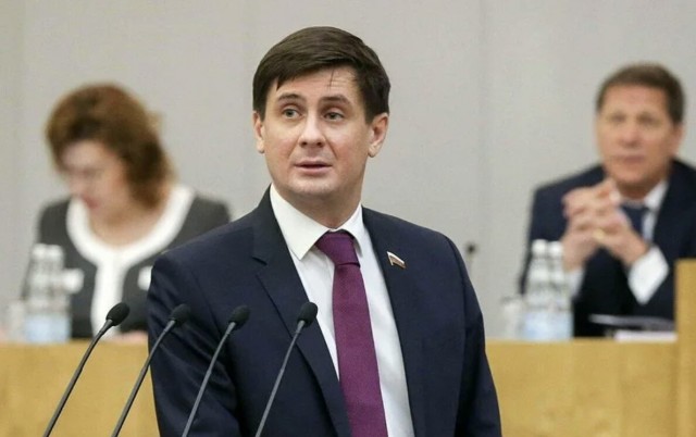 "Это такая же тяжёлая работа, как вагоны разгружать": сенатор и экс-депутат Госдумы пожаловася на тяжёлую жизнь "слуг народа"