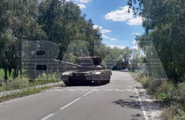 Танк наехал на «Ниву» в Белгородской области