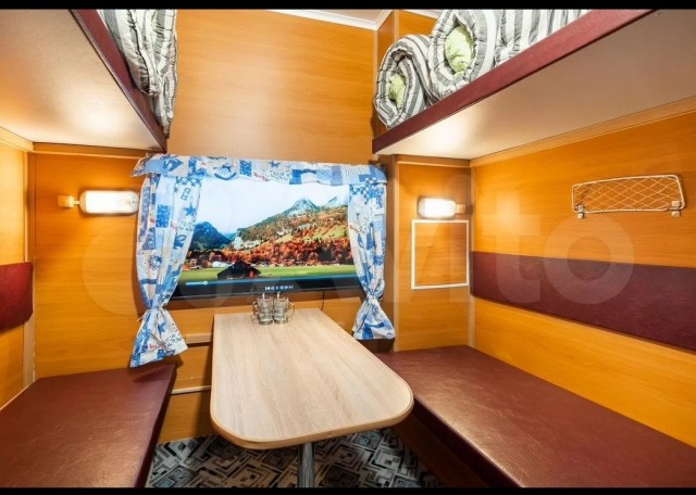 Кто-то очень любит бухать в купе)))