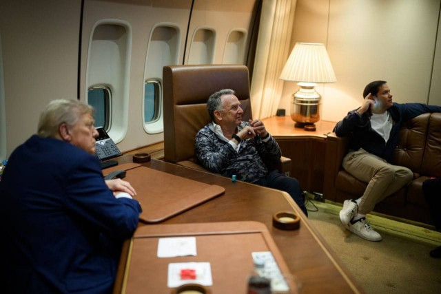 Белый дом опубликовал фотографию телефонного разговора Трампа с Зеленским по итогам саммита с Путиным